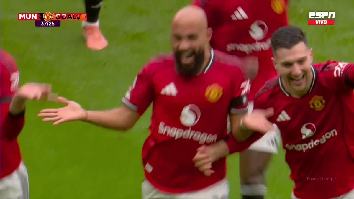 Pero mira la jugada preparada del Manchester United de Michael Carrick. Por favor. Que golazo!!! Se emocionó Sir. Alex Ferguson.