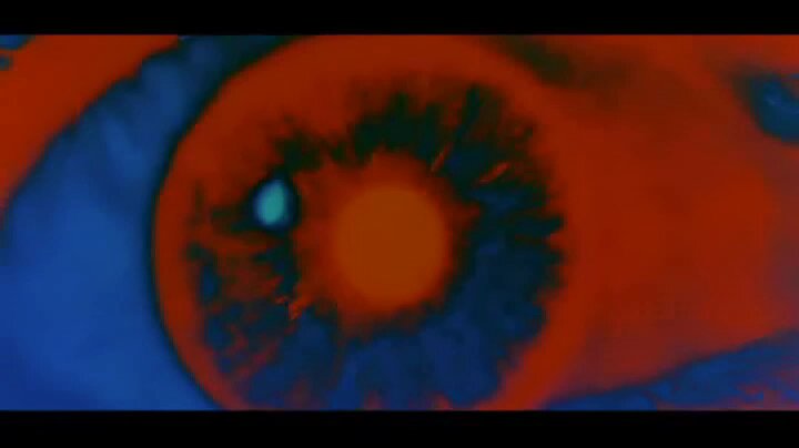 【キューブリック、自ら『2001年宇宙の旅』ラストシーンのネタバレをする】 「映画の最後に起こることは、潜在意識の力を利用する必要がある。そのためには、言葉をバイパスして、夢や神話の世界に入り込まなければならない。これが、これまで慣れ親しんできた文字通りの明瞭さがない理由だ。しかし、そこにあるものは、直感的な明瞭さを持っている。だからこそ、人々は感情的に反応するのだ。この映画は、彼らが慣れ親しんでいない方法で、彼らの心を掴んでいる。もちろん、この映画を作るには、デザイン、建築、撮影のために、ある程度のスペックが必要だった。木星の軌道で、キア・デュリアはスター・ゲートに押し込まれる。時間と空間の断片を通り抜け、彼はもはや我々の知る自然の法則が適用されない異次元に突入する。物質を超えて進化した純粋なエネルギーの存在である神のような存在の見えないところで、彼は自分自身の夢と記憶から作られた人間動物園とも言うべき場所にいることに気づく。彼の全人生は、彼にとっては一瞬の出来事のように見える。彼は死に、生まれ変わり、強化された存在、スターチャイルドになる。猿から天使への昇華が完了したのだ」〜スタンリー・キューブリック（1968年4月のインタビュー記事）