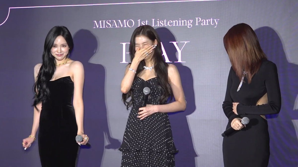 Mina was about to show off the cute pose when the MC accidentally cut her off like "Thank you that's the end of the Q&A session" and Sana and Momo were laughing so hard 😭😭