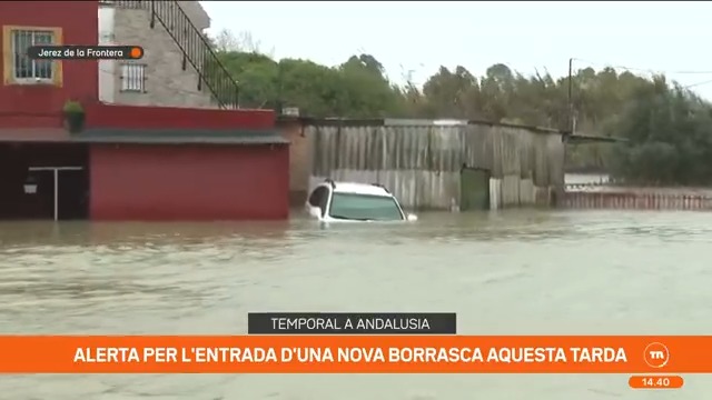 El riu Guadalete, desbordat al seu pas per Jerez de la Frontera: hi ha cases inundades i s'ha hagut de rescatar diversos veïns, atrapats per una aigua que continua pujant. Ho explica Cori Calero