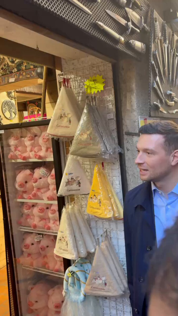 🚨 En déambulation au sein de la cité médiéval de Carcassonne pour soutenir le candidat RN Christophe Barthès, Jordan Bardella salue les commerçants locaux.