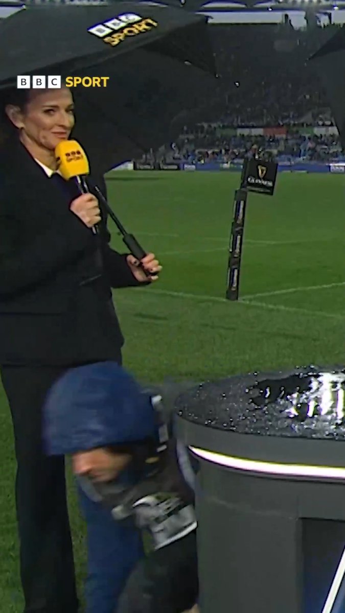 He definitely wasn't spotted on the camera there! 😅 The presentation team for Italy v Scotland in the #SixNations were joined by an unexpected guest at half-time 🤔