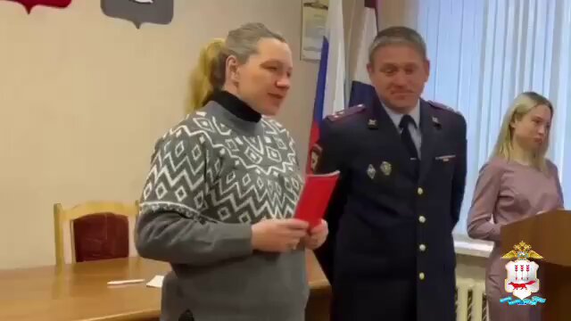Притесняемая в Латвии семья Ивановых вернулась к корневой системе, переехав в Мордовию. Здесь им вручили паспорта с двуглавой курицей и велели как можно быстрее слиться с традициями. Особо впечатляют торжественная атмосфера и рыло мента, дающего паспорта новым бесконвойникам.
