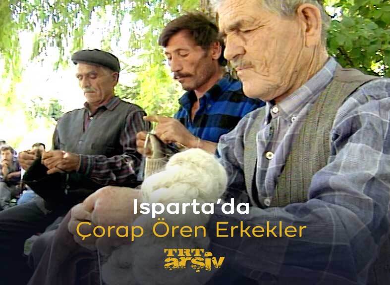 1995 yılında, Isparta’dayız. Amcalarımızla beraber harıl harıl çorap örüyoruz. 🧦