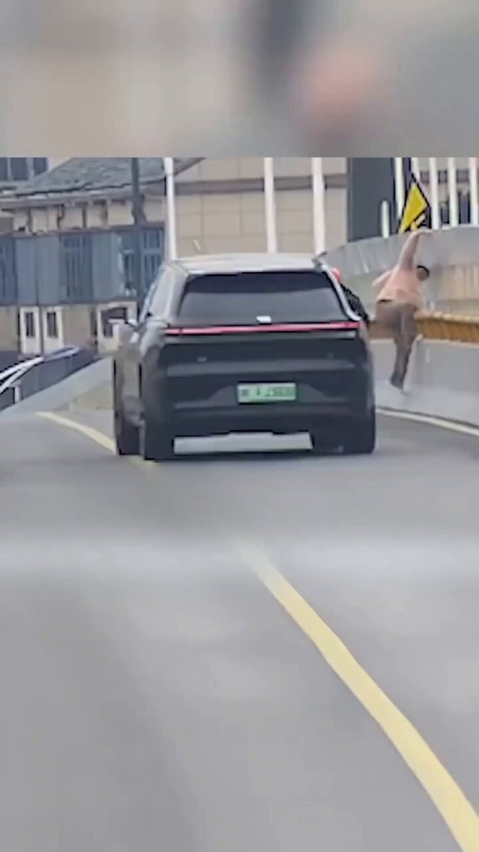 He stopped, he ran, he saved, and he left without a name. 👏👏 While driving across a bridge, Mr. Yao spotted a woman in danger. Without hesitation, he pulled over, sprinted to her side, and brought her to safety, then quietly drove away.