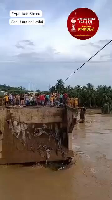 #IMPRESIONANTE.🚨 Preocupantes imágenes llegan desde San Juan de Urabá (Antioquia), donde las personas están arriesgando su vida para cruzar el puente que colapsó en días pasados tras las fuertes crecientes del río San Juan. Habitantes piden presencia urgente de las autoridades.