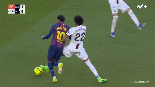 Lamine pidió penalti en esta acción. #LaCasaDelFútbol #LALIGAEASPORTS