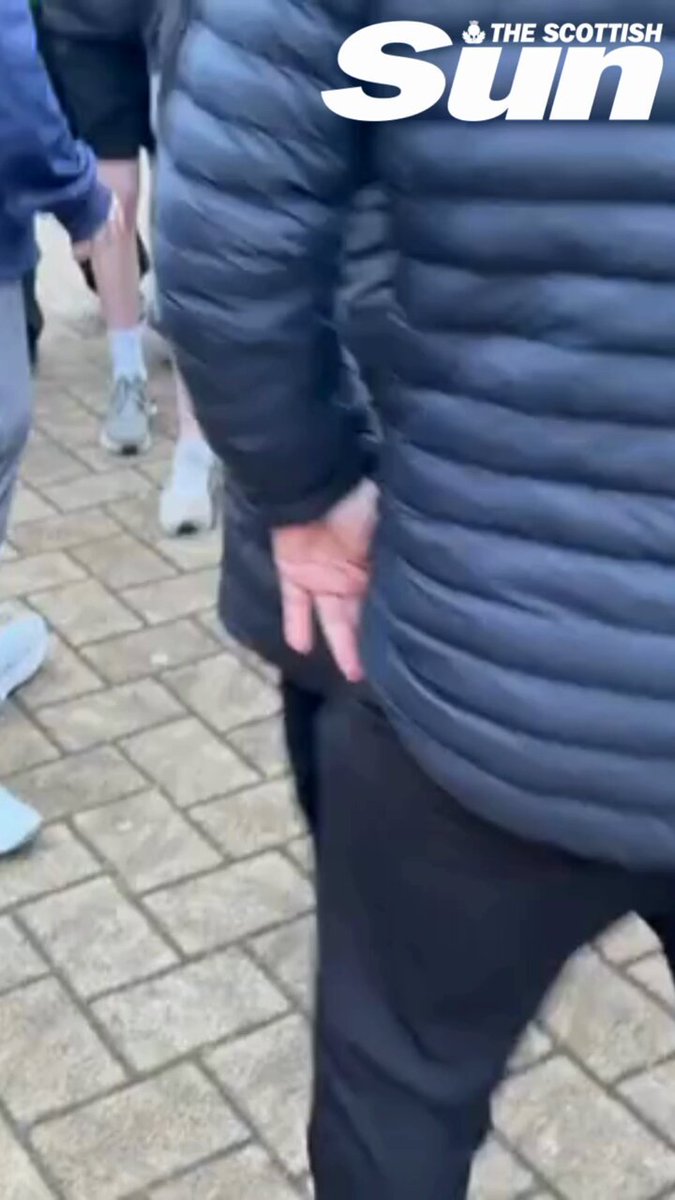 Oxlade-Chamberlain is swarmed by Celtic fans as he arrives at Parkhead 🤝