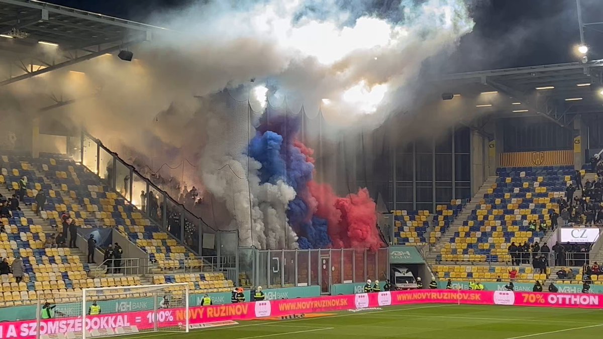 🇸🇰 DAC 1904 come from Dunajská Streda, a town in southern Slovakia where three-quarters of the local population are Hungarian-speaking and identify primarily as Hungarian. The away fans of Slovan Bratislava have just let off flares in the red, white and blue of the Slovak flag to provoke them, leading the match to be paused due to low visibility!