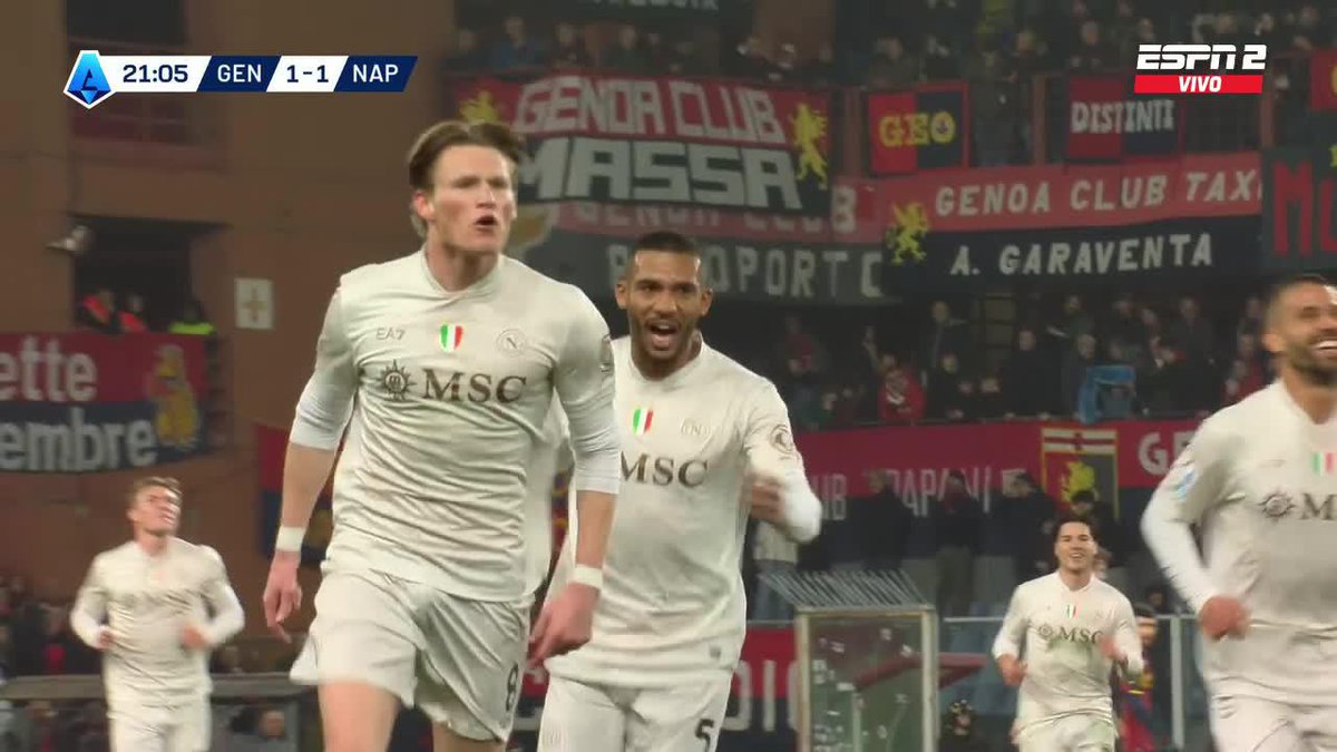 ¡EL AEROSOL MÁGICO! McTominay sintió una molestia, se atendió solo y terminó marcando un golazo para el 2-1 de Napoli contra Genoa en la #SerieAxESPN. 📺 Mirá la #SerieA por #DisneyPlus Plan Premium