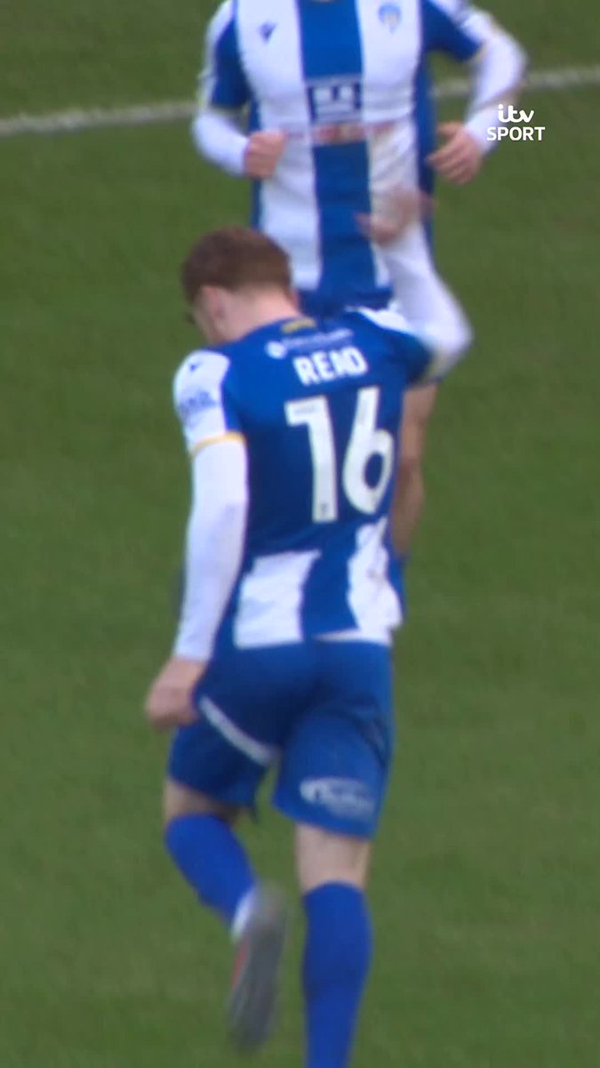 Arthur Read blasts one into the top corner for Colchester United 🔝🗑️ The U's are eyeing up the play-off places in League Two! Colchester United FC | EFL
