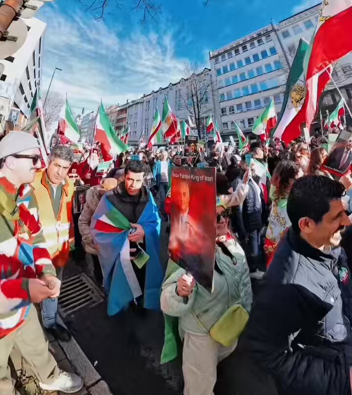امروز دوسلدورف؛ منتظر سیل جمعیت ایرانیان میهن‌پرست هفته آینده در مونیخ باشید. #انقلاب_شیروخورشید #جاویدشاه
