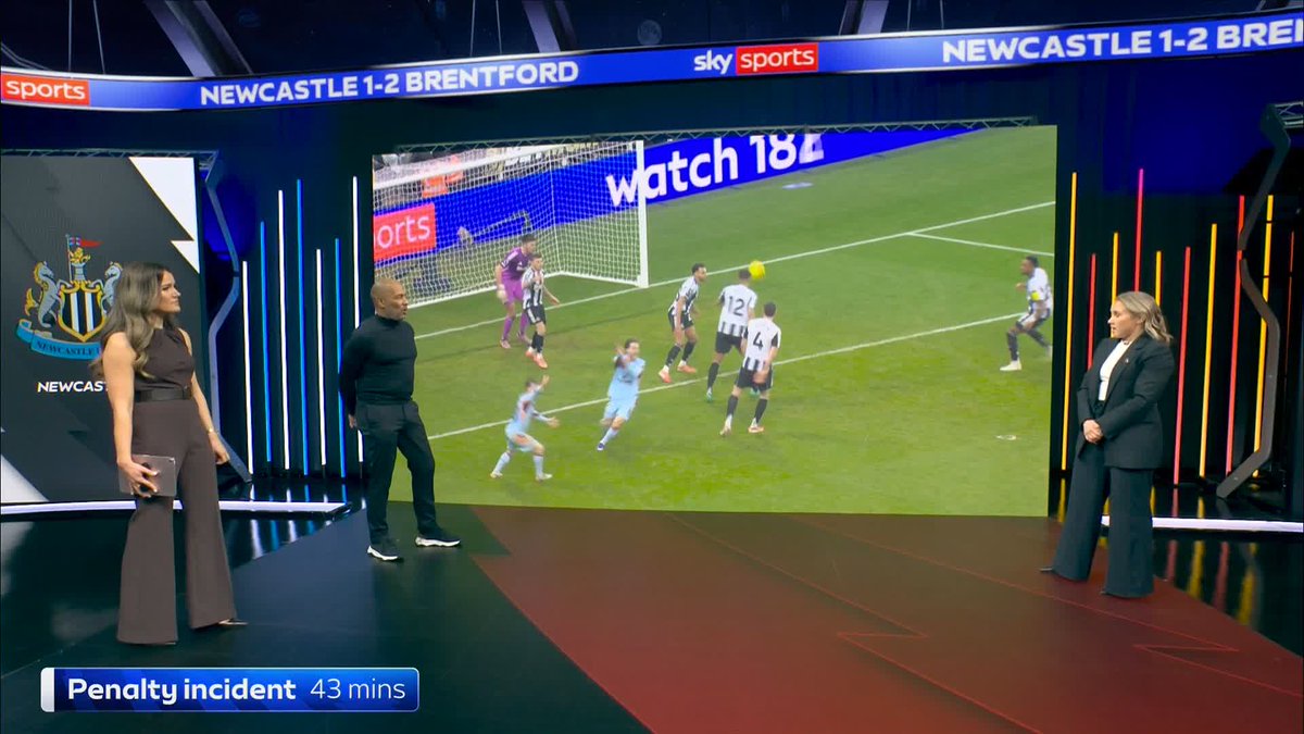 "It's harsh in my opinion..." 🗣️ Les Ferdinand and Izzy Christensen take a look at Brentford's penalty incident at half-time 🔎