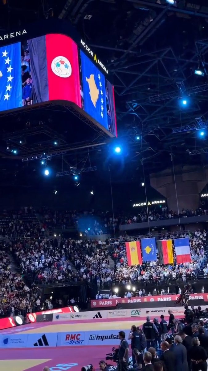 What a moment. Around 20,000 people rise for Kosovo’s flag and anthem in the heart of Paris as Distria Krasniqi wins a gold medal. 🇽🇰