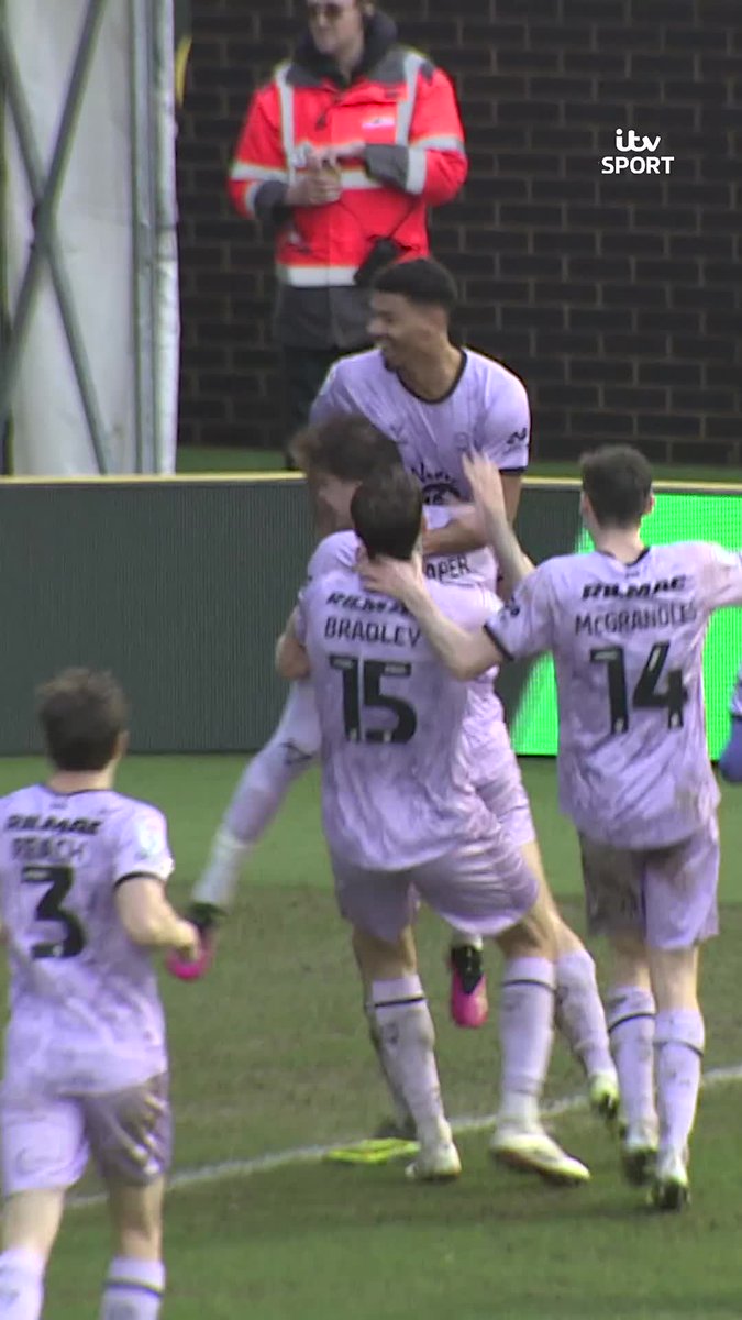 Reeco Hackett scored directly from a corner for Lincoln City 🎯 The Imps are currently on a 13 match unbeaten run and sit in 2nd place in League One! Lincoln City FC 🇺🇦 | EFL