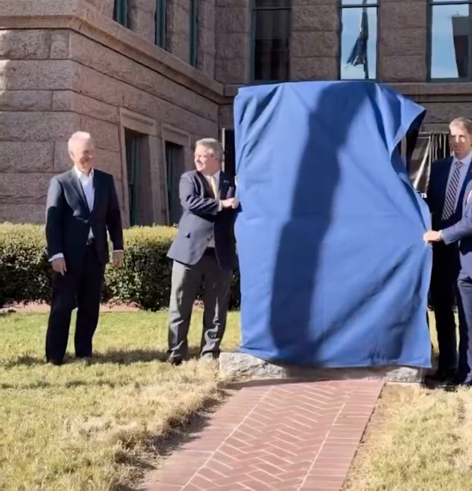 Ten Commandments unveiled in Fort Worth, Texas—right in front of the courthouse. God is so back!! 🔥🙏