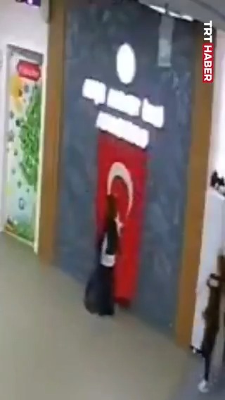 Kayseri'de anaokulu öğrencilerinin bayrak hassasiyeti görüntülendi.