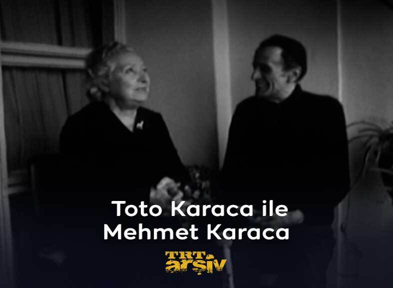 Toto Karaca, eşi Mehmet Karaca ile keyifli bir röportaj yapıyor ve oğulları Cem Karaca hakkında da bir soru yöneltiyor. 🎙️