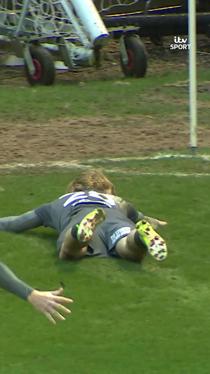 It's the sort of celebration you don't see much of any more 👏 James Berry pulled out the chest slide after coming on to score the winner for Chesterfield Chesterfield FC | EFL