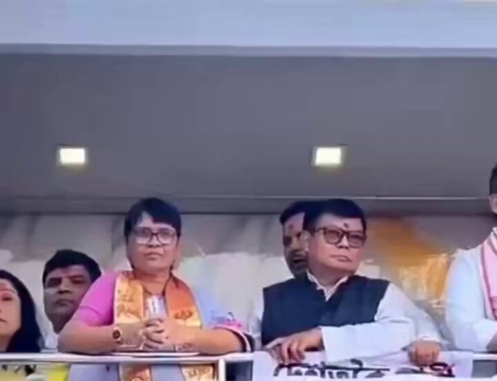 गौरव गोगोई भाषण दे रहे हैं और पीछे मंच पर जो हो रहा है वो सारी जनता की निगाह में है यही कांग्रेसी कल्चर है, फिर कहेंगे चुनाव चोरी हो गया