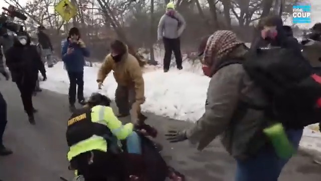 🚨BREAKING: Local Minneapolis police rush ICE protesters in front of federal building—violently arresting one woman as she screams. LIVE NOW ⬇️
