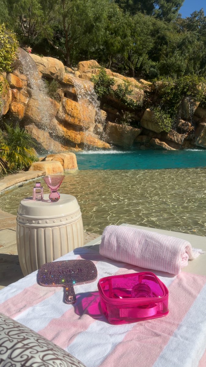 Pause here for a moment of relaxation Parívie Beauty 🫧✨ Treat yourself (or your loved one) to skincare this Valentine's Day 💖