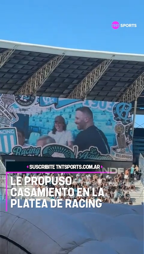 💍 UN PEDIDO ESPECIAL Un hincha de #RACING le pidió casamiento a su pareja en el Cilindro.
