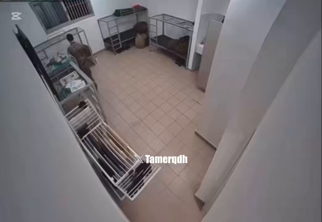 إسرائيل تكشف النقاب عن ضابط في الاستخبارات العسكرية 8200 اعتُقل بتهمة ارتكاب أخطر الجرائم الأمنية التي عرفتها إسرائيل منذ احتلالها وتوفي داخل المعتقل بشكل مفاجئ قبل خمس سنوات عام 2021 لا توجد تفاصيل عمّا فعله ولا عن ملابسات وفاته - ممنوع من النشر . تعتبر 8200 من أكثر الوحدات سرية وتأثيراً في إسرائيل، وكثير من كبار المسؤولين السياسيين والعسكريين سابقاً لديهم خلفية فيها .