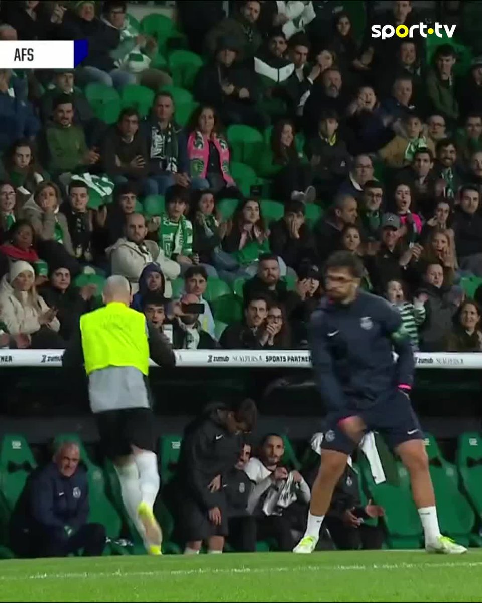 🚨 Sporting player Nuno Santos was sidelined from the pitch for more than 400 days due to a serious injury. Check out the emotion and affection he was shown when he returned to the pitch. 💚🫶 Football really is the beautiful game. 😍