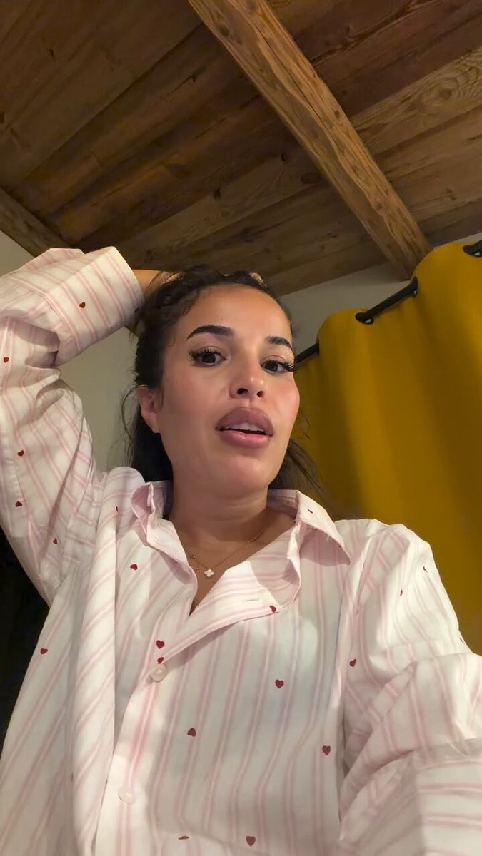 Personne pour l'arrêter, même pas ses copines? Après médecin, presque ou bientôt avocate, nutritionniste, experte en complexes, elle est maintenant racoleuse pour le labo du sourire, casse Camille et Sophie? #poupettekenza