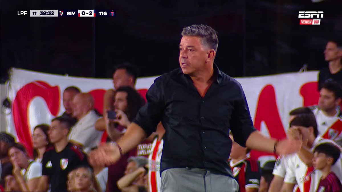 Que River juegue sin 9 es absolutamente su culpa. Que River no sepa como jugar por abajo (como los equipos con falso 9) también. Que esté perdiendo contra un Tigre que juega con DOBLE 9 es casi poético.