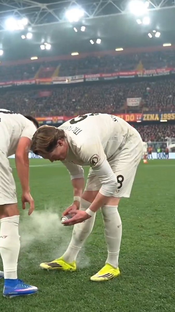 𝗠𝗰𝗧𝗼𝗺𝗶𝗻𝗮𝘆 𝗮𝗻𝗰𝗵𝗲 𝗺𝗲𝗱𝗶𝗰𝗼 👨⚕️👀 Si cura con lo spray 💈💪 Resta in campo e segna 🚀⚽💫 #GenoaNapoli #DAZN #DAZNBetClub