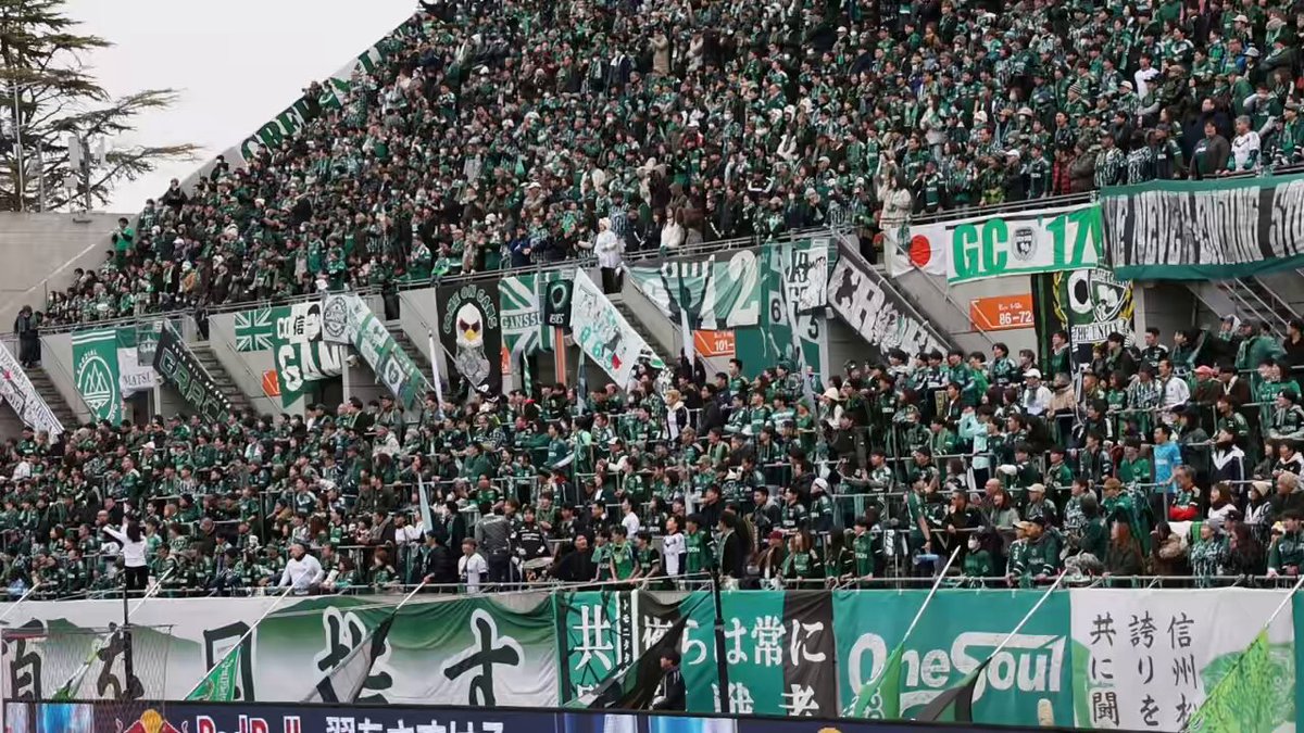 吹部の友達が 松本の太鼓軍団がうまいって言ってました 松本はやっぱ応援すごい 一点入れられた時 席がこっち側寄りってのもあるけど 千葉戦がフラッシュバックしてしまった