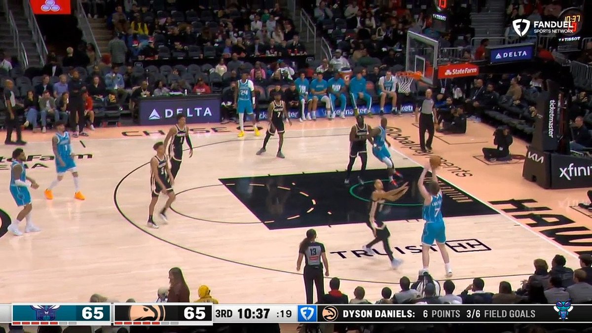 🗣️ Eric Collins: "KNUEPPEL! ANOTHER TRIPLE!" Great pass by LaMelo Ball. Kon Knueppel is up to 20 points (and 5 threes) with 8 minutes to go in Q3. 👌