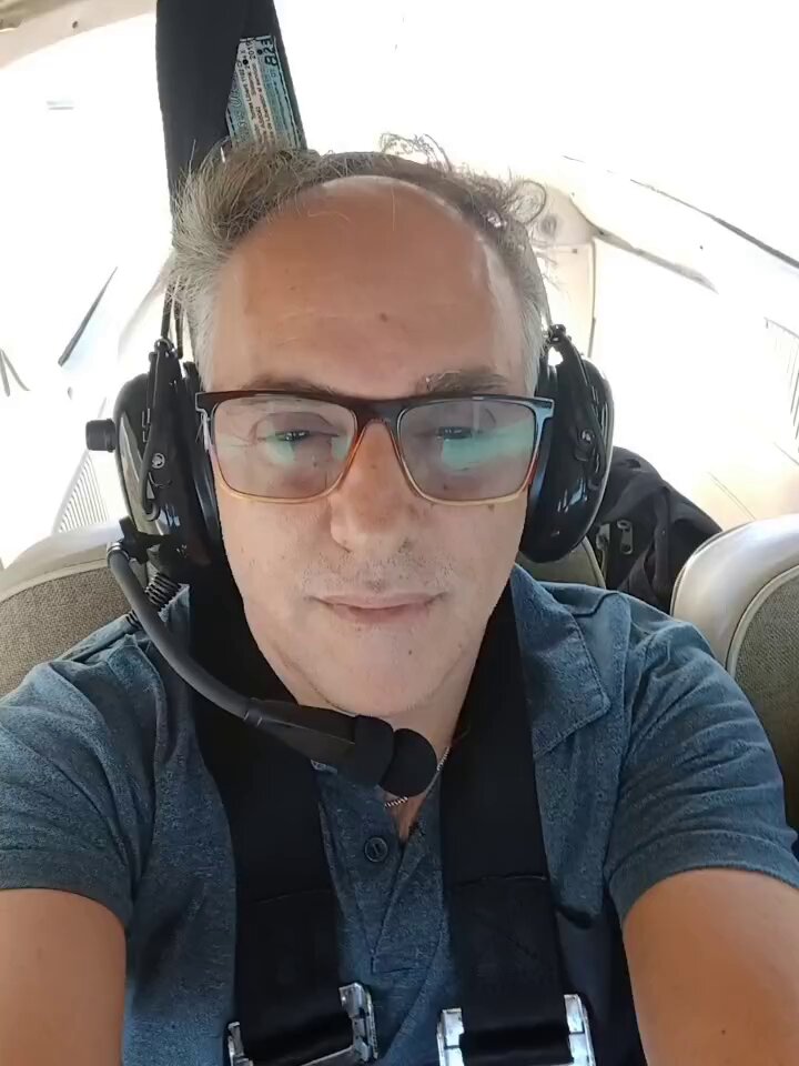 VUELO DE BAUTISMO CON EL COMANDANTE FÉLIX BARTON ❤️✈️ Ay, la felicidad de ver a un hijo desplegarse en su vocación. Rito aeronáutico cumplido en vuelo a la isla Martín García.