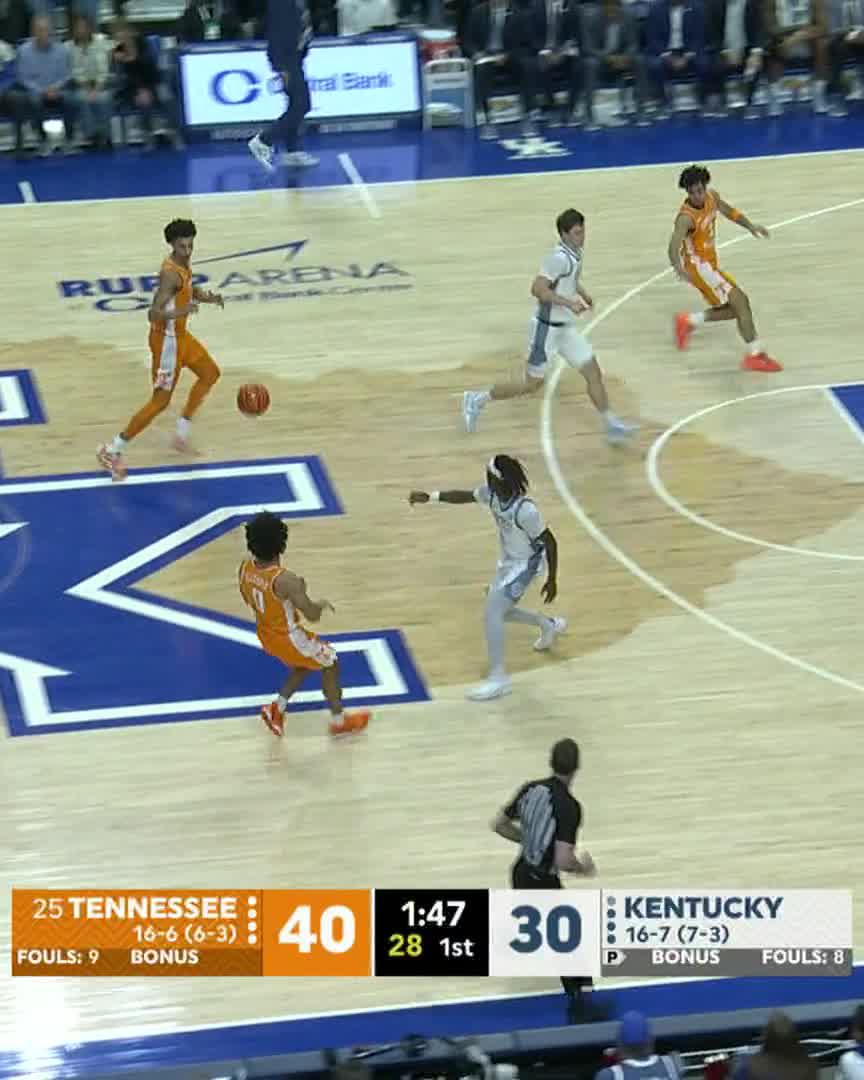 Nate Ament through contact ๐ช 19 first-half points against Kentucky ๐ฅ