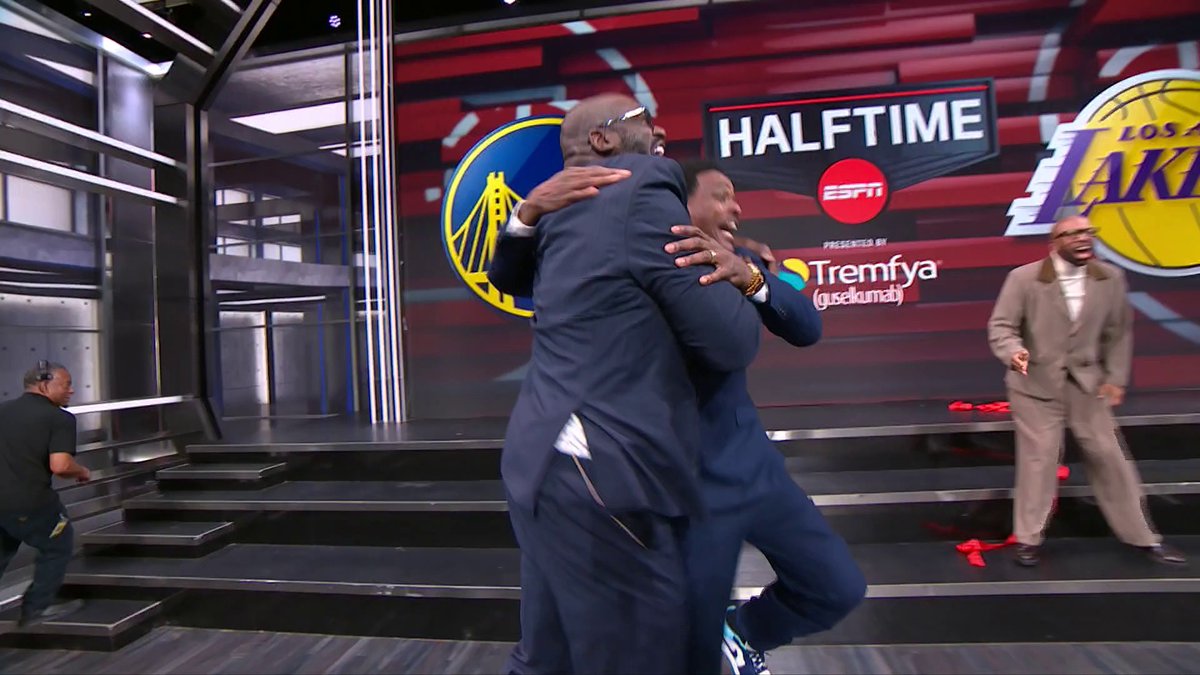 Shaq and Chris Webber sprint to beat Kenny Smith to the board 😂🔥