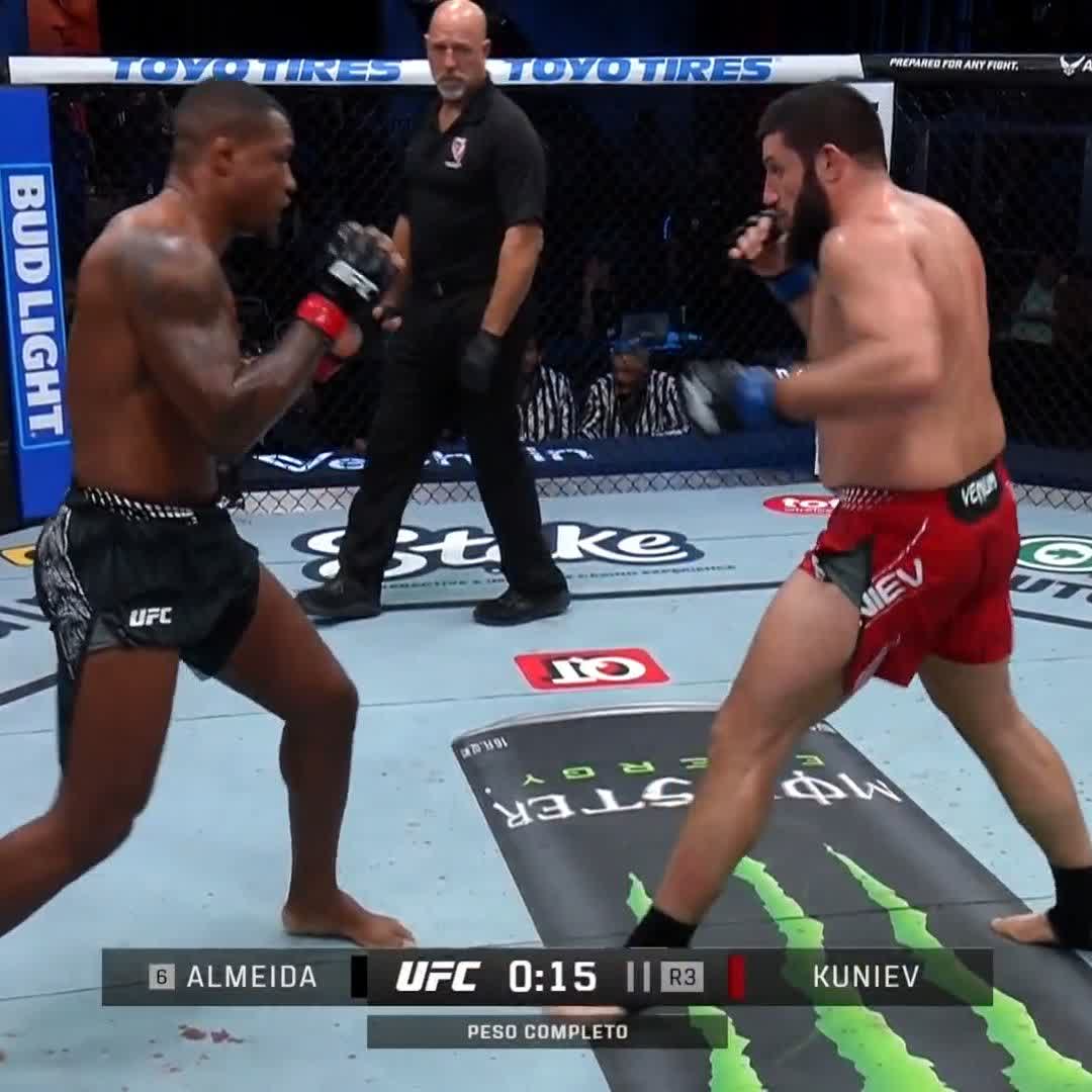 Brutal batalla que termina con los dos gladiadores intercambiando metralla en el centro del octágono 🛑 Ver en vivo por Paramount+ Deportes | #UFCVegas113