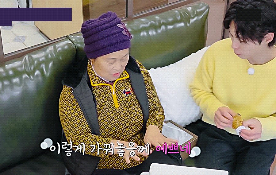 나는 박보검이라는 사람이 정말 신기함 저런 좀 공적인 자리에서도 여유롭게 잘 어울리면서 시골 할무니랑도 살갑고 정답게 잘 어울리는게 어떤 자리에서도 누구와 있어도 자연스럽고 위화감이 하나도 안느껴짐 대체 뭘까 박보검은