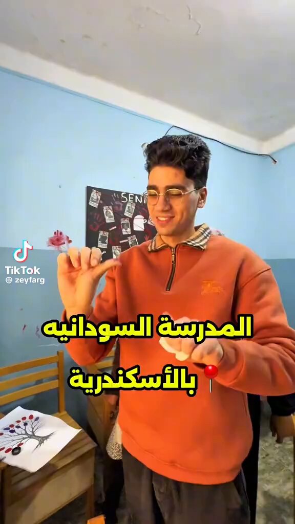 المدرسه السودانيه دى فى سيدى بشر فيلا وسط عمارات سكنيه كلها واتقفلت مرتين وفاتحه تانى والناس اشتكيت كذا مره ومفيش فايده والفيلا نفسها كان جيلها قرار هدم