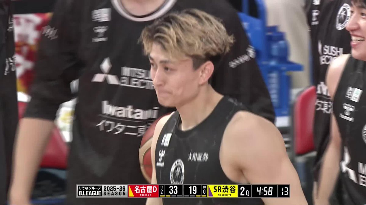 味方ベンチの前で身体を張ったハッスルプレー🔥 名古屋D#3 加藤のルーズボールダイブ！ 加藤嵩都 名古屋ダイヤモンドドルフィンズ 公式 📡バスケットLIVEで生配信中 #Bリーグ #りそなグループ