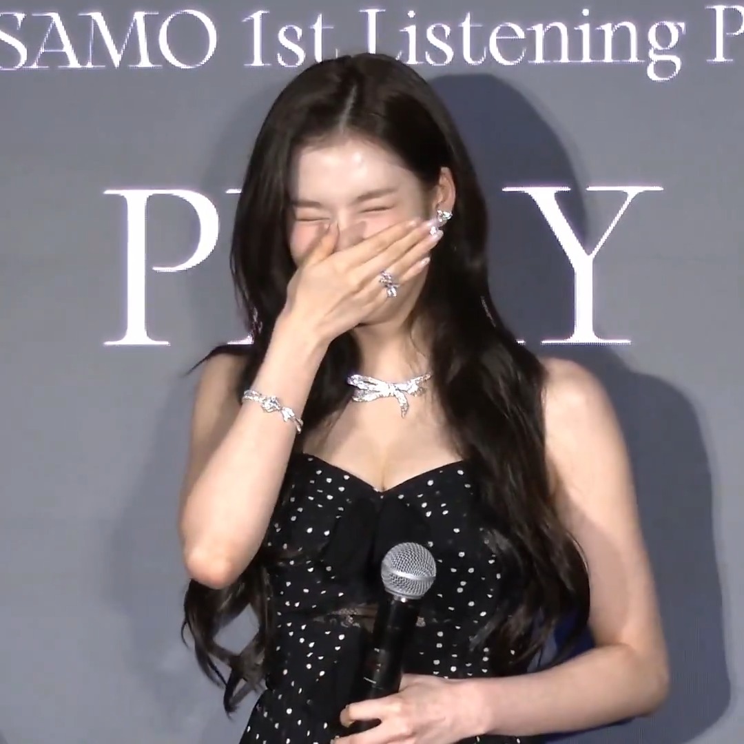 미나 보고 웃음 터진 사나 너무 귀엽다 ㅋㅋㅋㅋ 웃다가 바로 컨페티 포즈 취하는거 너무 깜찍해.. 🥹 👶🏻: 양손으로 컨페티를 흔들듯이 이렇게 파닥파닥 하면서 오른발을 두 번 들고 왼발도 두 번 드는 춤인데요, 여러분이 마음에 드는 방식으로 해주시면 정말 기쁠 것 같아요