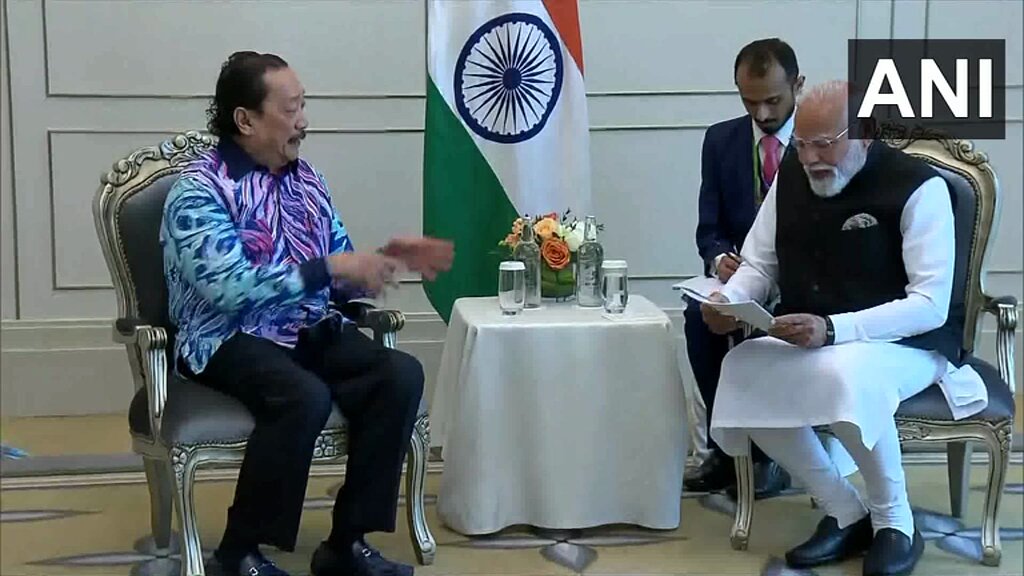 #WATCH | Malaysia: Prime Minister Narendra Modi meets Chairman of Berjaya Corporation Berhad, Vincent Tan Chee Yioun in Kuala Lumpur. Vincent Tan Chee Yioun says, "From all that I read about the Prime Minister, I think he's done a great job. I think he's a great Prime Minister. He's made India economically more successful and more developed, and I'm very impressed with him. I feel our discussion with him, although it's short, is very meaningful and very warm. He comes across as a very warm person, and I'm very impressed. I will come and visit India very soon. I will build a luxury resort like Four Seasons in Japan, and also in Iceland, where we're looking to build one. We consider looking at New Delhi and Goa..." (Source: ANI/DD News)