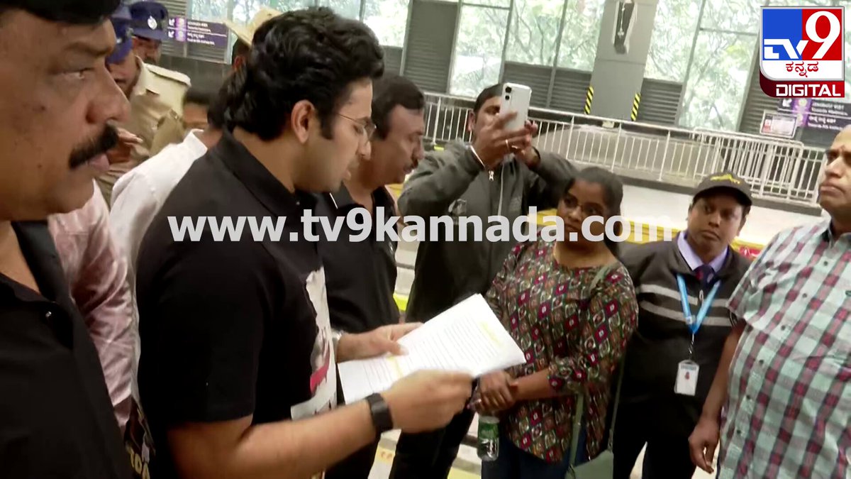 M P Tejasvi Surya ji is raising awareness about the metro fare hike among passengers who have come to the metro station. 👏 Tejasvi Surya ji has exposed the drama being played by the state government to deal with the financial burden.