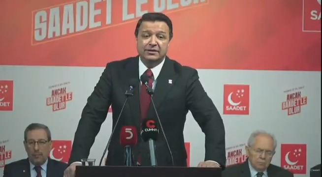 Saadet Partisi Genel Başkanı Mahmut Arıkan: "Tom Barrack, derhal ülkemizden def edilmelidir" "Kendisini Ortadoğu'nun sömürge valisi zanneden biri var. Hepimizin malumu. Kimden bahsediyorum? ABD Büyükelçisi Tom Barrack'tan bahsediyorum. Epstein dosyalarında 544 kez adı geçen Tom Barrack, derhal ülkemizde istenmeyen adam ilan edilerek ülkemizden defedilmelidir. Türkiye Cumhuriyeti'nin hiçbir yetkilisi, diplomasi adı altında bu adamın elini sıkmamalıdır. Böyle bir şahsın Türkiye'de durmasına izin verilmemelidir. Kısacası, Tom Barrack 'persona non grata' ilan edilmelidir"