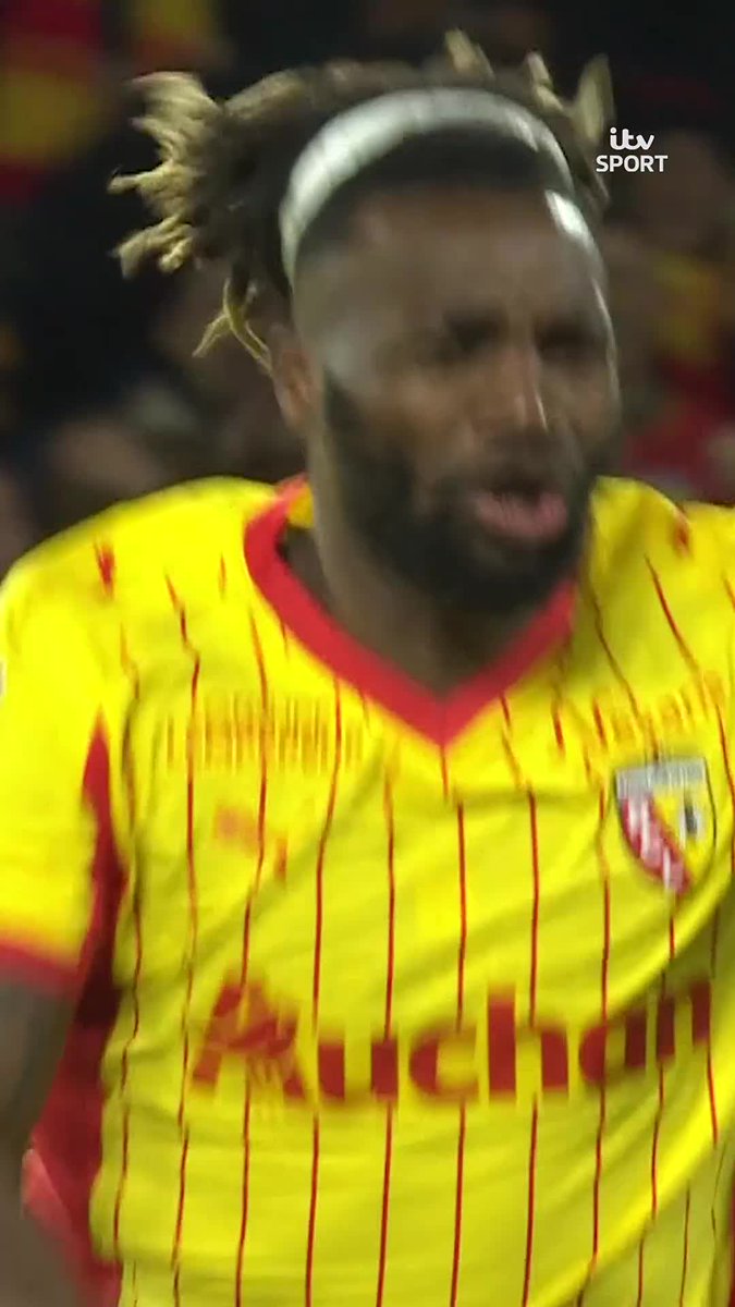 Former Newcastle forward Allan Saint-Maximin did this tonight for Lens in Ligue 1 🤤
