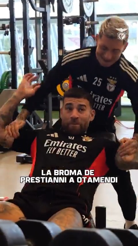 ¡UN ATREVIDO! Gianluca Prestianni se animó a hacerle una broma mientras Otamendi estaba entrenando en el gimnasio. 📹 SL Benfica