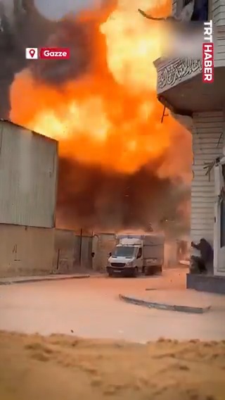 Ateşkese uymayan katil İsrail, yine Gazze'ye saldırdı.