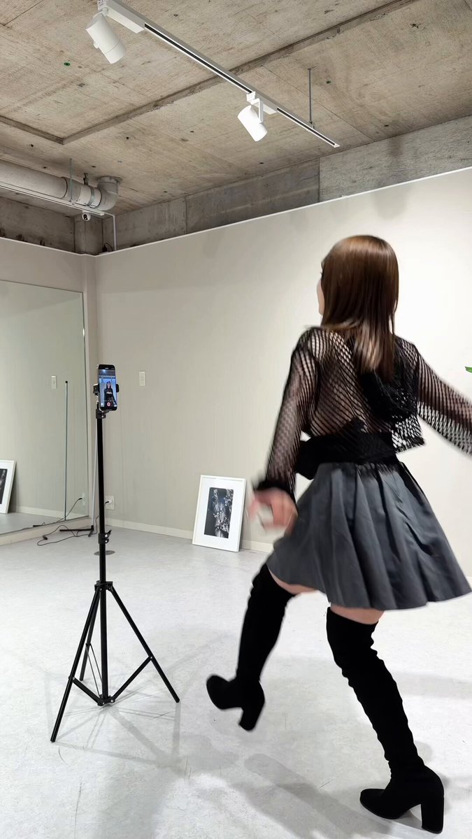スマホの画面が事故映像になっていようが TikTokで頂点に立つなら厭わない、 私のプロダンサーの流儀です