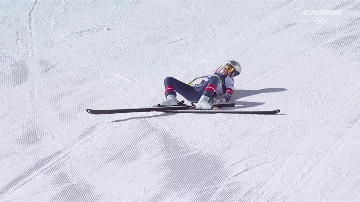 La caída es terrible. El silencio del público, en vilo, casi se puede oír. Los gritos de dolor son estremecedores. Todo es horrible en este final para Lindsey Vonn 😞